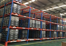 Can heavy-duty racks control the speed of goods sliding?